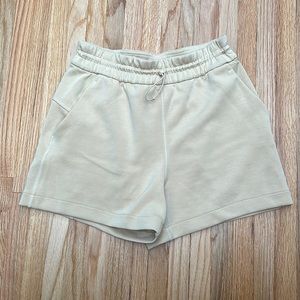 Lululemon softstreme shorts size 4 in prosecco